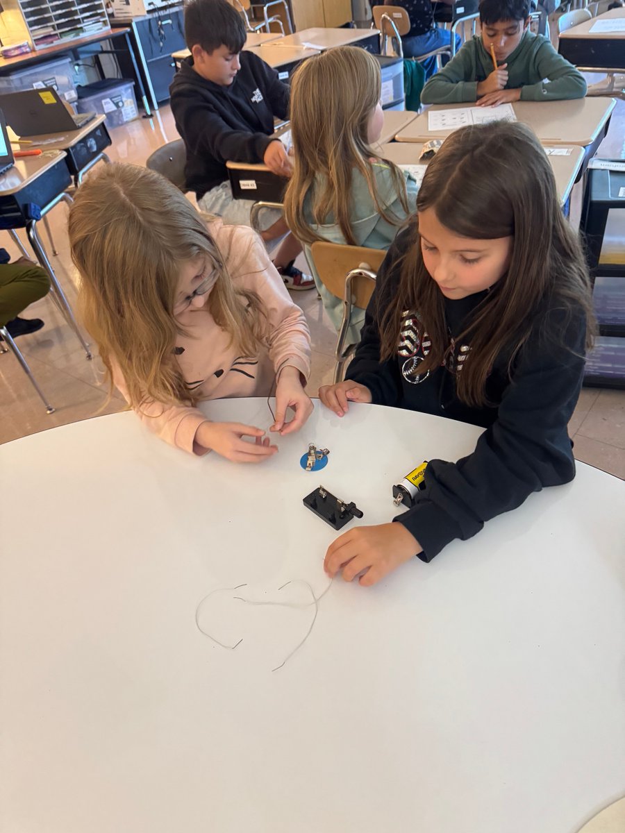STE_Stallions's tweet image. ⚡️Current(ly) having a shocking good time in Ms. Diebold's 3rd grade class! Our scientists lit up the room making their own circuits and learning how electricity flows! 💡🔋 #ThirdGradeScience #FutureEngineers