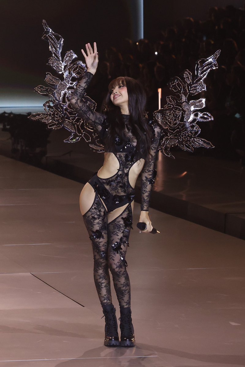 dicksorcoffe's tweet image. oq o twice achou que tava fazendo na Victoria’s Secret