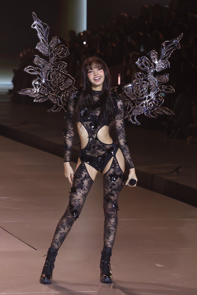 dicksorcoffe's tweet image. oq o twice achou que tava fazendo na Victoria’s Secret