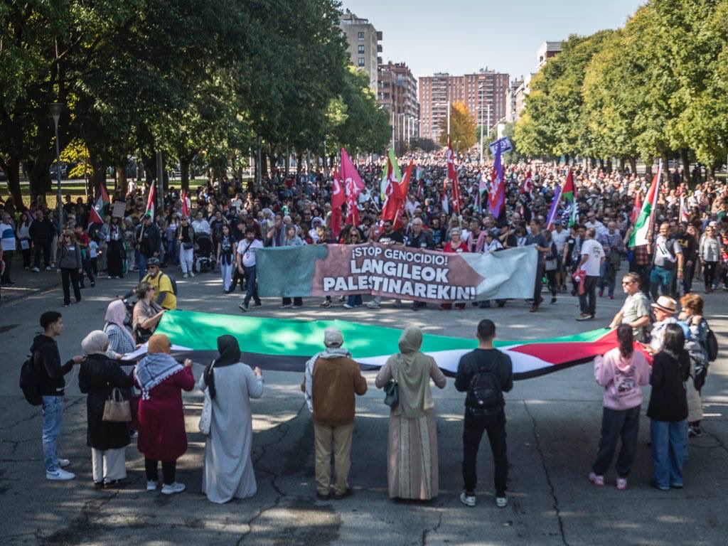 Gaur bezalako egunek gure herri-harrotasuna elikatzen dute. Palestinar herriarekiko elkartasuna berriz ere maila gorenera eraman dugu.

Herri zatitutik herri zatitura, herri ukatutik herri ukatura: Palestinak eta Euskal Herriak Estatu izateko gure eskubidea aldarrikatzen dugu.