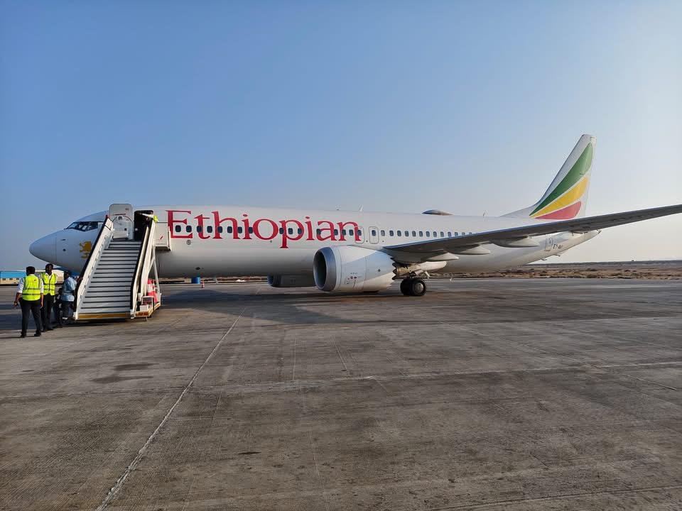 viber_249's tweet photo. ✈️ الخطوط الإثيوبية تعود للتحليق مجددًا إلى بورتسودان 🇸🇩🇪🇹

أعلنت الخطوط الجوية الإثيوبية عن استئناف رحلاتها المنتظمة إلى مطار بورتسودان الدولي ابتداءً من 15 أكتوبر الجاري، وذلك بعد فترة توقف مؤقتة.

وستبدأ الشركة بتسيير رحلة يومية بين أديس أبابا وبورتسودان حتى نهاية أكتوبر، على أن تزيد عدد الرحلات إلى رحلتين يوميًا اعتبارًا من 1 نوفمبر المقبل.

يأتي هذا القرار في إطار حرص الخطوط الإثيوبية على تعزيز الربط الجوي بين السودان وإثيوبيا وتسهيل حركة المسافرين والتجارة بين البلدين.

✈️ عودة جديدة تعزز التواصل وتنعش حركة السفر من وإلى الشرق السوداني
