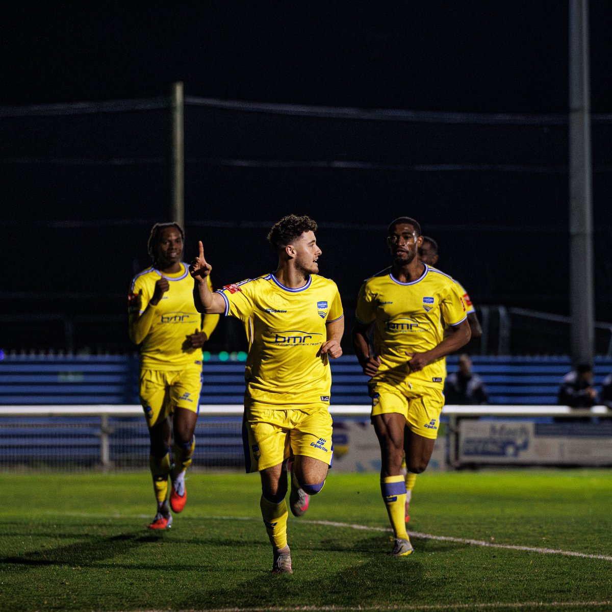 ConcordRangers's tweet photo. 🎶𝓗𝓔 𝓢𝓒𝓞𝓡𝓔𝓢 𝓦𝓗𝓔𝓝 𝓗𝓔 𝓦𝓐𝓝𝓣𝓢🎶

@Harrison_day16 

#YAMC💛💙 https://t.co/5GwSF7ScpN