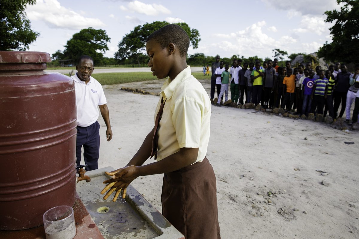 UNICEF_Moz's tweet image. “If people laugh and have fun, they will remember my lessons” - Filipe, #handwashing hero.

Through demonstrations like Filipe’s &amp;amp; improvements supported by partners like the @unicefinjapan, students across Chibabava learn that clean hands save lives.
unicef.link/4n8bvmK