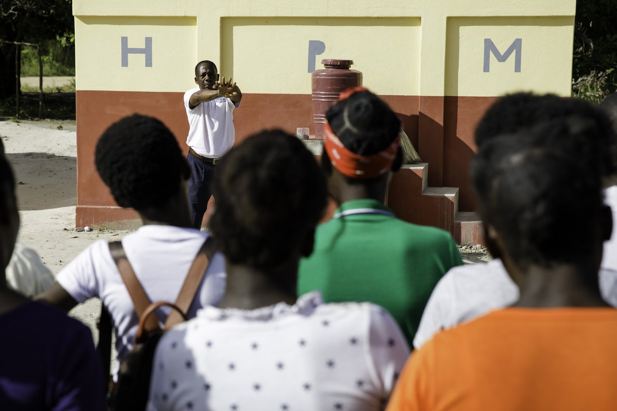 UNICEF_Moz's tweet image. “If people laugh and have fun, they will remember my lessons” - Filipe, #handwashing hero.

Through demonstrations like Filipe’s &amp;amp; improvements supported by partners like the @unicefinjapan, students across Chibabava learn that clean hands save lives.
unicef.link/4n8bvmK