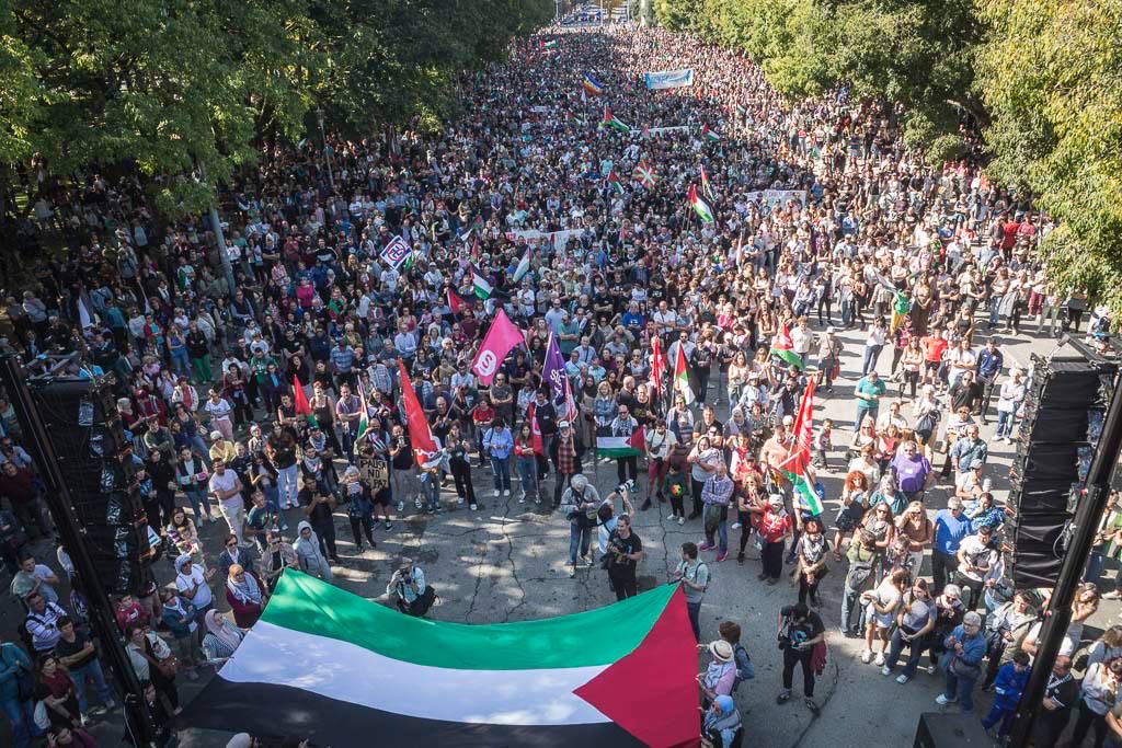 ArnaldoOtegi's tweet image. Orgullosos y orgullosas de nuestro pueblo solidario. Referentes, una vez más, contra el genocidio y en defensa de la libertad.

Palestina y Euskal Herria merecen ser reconocidas. Frente a la negación y la división de nuestros pueblos, reivindicamos nuestro derecho a ser Estados.