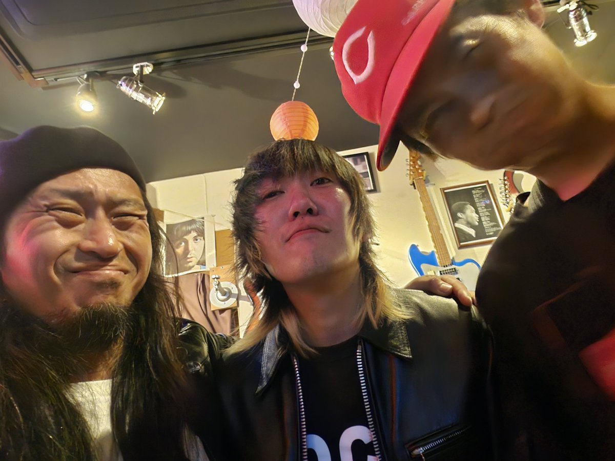 遅くなりましたが13日のエチュバリアは高槻Nashville Westでした！
わんぱく清水企画。
前日の広島の9組に続きこの日は10組！
体力続くのか？て不安でしたけど結局最後まで残って遊び尽くしました笑
そしてこの日も色々とカオスでした笑
アクが強い笑
写真は初期エチュバリアの３人で。
あざした！