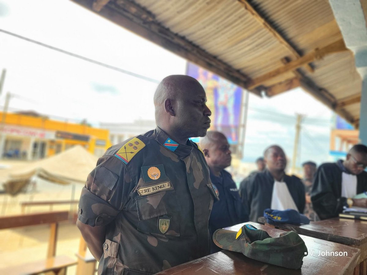 🚨 #URGENT: Après le massacre de 43 civils à Komanda

Le colonel Gere Kengu Justin, chargé des opérations et des renseignements, a été radié de l’armée et condamné à 20 ans de prison pour violation de consignes militaires.

Les faits lui reprochés : il aurait manqué à son devoir