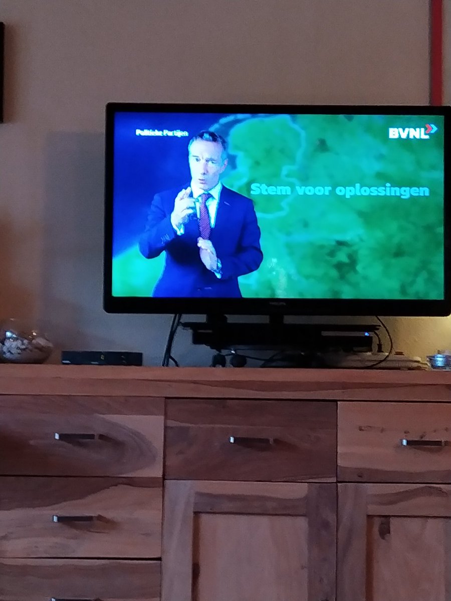 De Wappiepartij van Nederland op tv. Meeste mensen zijn geen wappies en geloven niet in complottheorieën dus gelukkig voor ons land een kansloze partij.