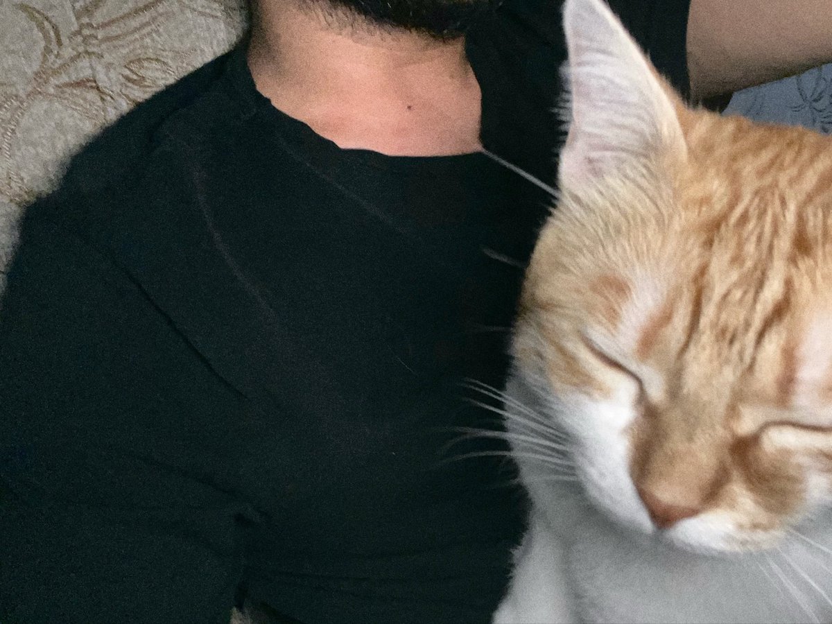 oturmuşuz kendimize