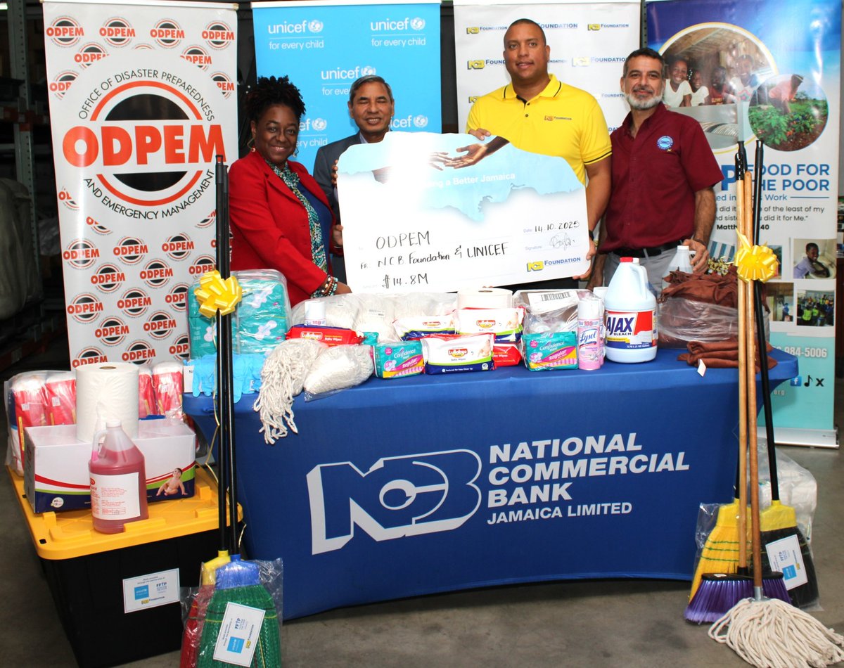 odpem's tweet image. Together, we’re building resilience! 💪🏽🇯🇲

@NCBFoundation and @UNICEFJamaica have donated over $14 million worth of shelter kits to support disaster preparedness and response across the island. 🏠✨

#ODPEM #DisasterPreparedness #BuildingResilience #PartnershipInAction