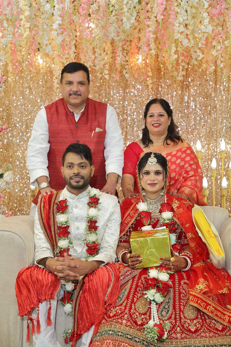 Dinesh_Spatel's tweet image. कुछ रिश्ते खून के नहीं उनसे बढ़ कर होते हैं, @SanjayAzadSln भैया &amp;amp; @AnitaSingh_ भाभी आपके आशीर्वाद के बिना ये सफर अधूरा था इस बेशुमार प्यार, स्नेह और अपने पन के लिए बहुत धन्यवादl

अपनों के प्यार से मोहब्बत जीत गई और नफरत हार गई l

ढेरों शुभकामनाओं के लिए बहुत शुक्रिया
#reception