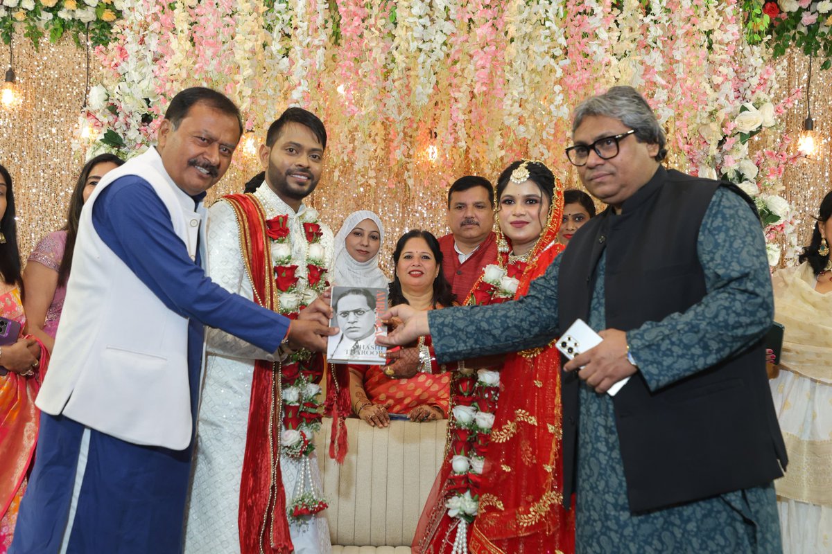 Dinesh_Spatel's tweet image. कुछ रिश्ते खून के नहीं उनसे बढ़ कर होते हैं, @SanjayAzadSln भैया &amp;amp; @AnitaSingh_ भाभी आपके आशीर्वाद के बिना ये सफर अधूरा था इस बेशुमार प्यार, स्नेह और अपने पन के लिए बहुत धन्यवादl

अपनों के प्यार से मोहब्बत जीत गई और नफरत हार गई l

ढेरों शुभकामनाओं के लिए बहुत शुक्रिया
#reception