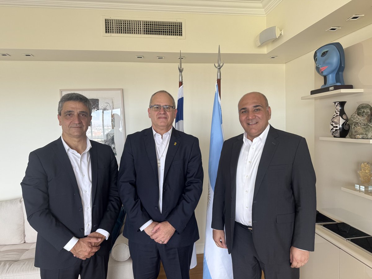 pyedlin's tweet photo. Visitamos al @AmbEyalSela con @JuanManzurOK y @jglinski para interiorizarnos de la situación en Israel. Celebramos el retorno de los secuestrados por Hamás, entre ellos 3
argentinos.
Exigimos la inmediata devolución de los cuerpos de todos los asesinados.Que la paz llegue pronto! https://t.co/jWTGHDpMXw
