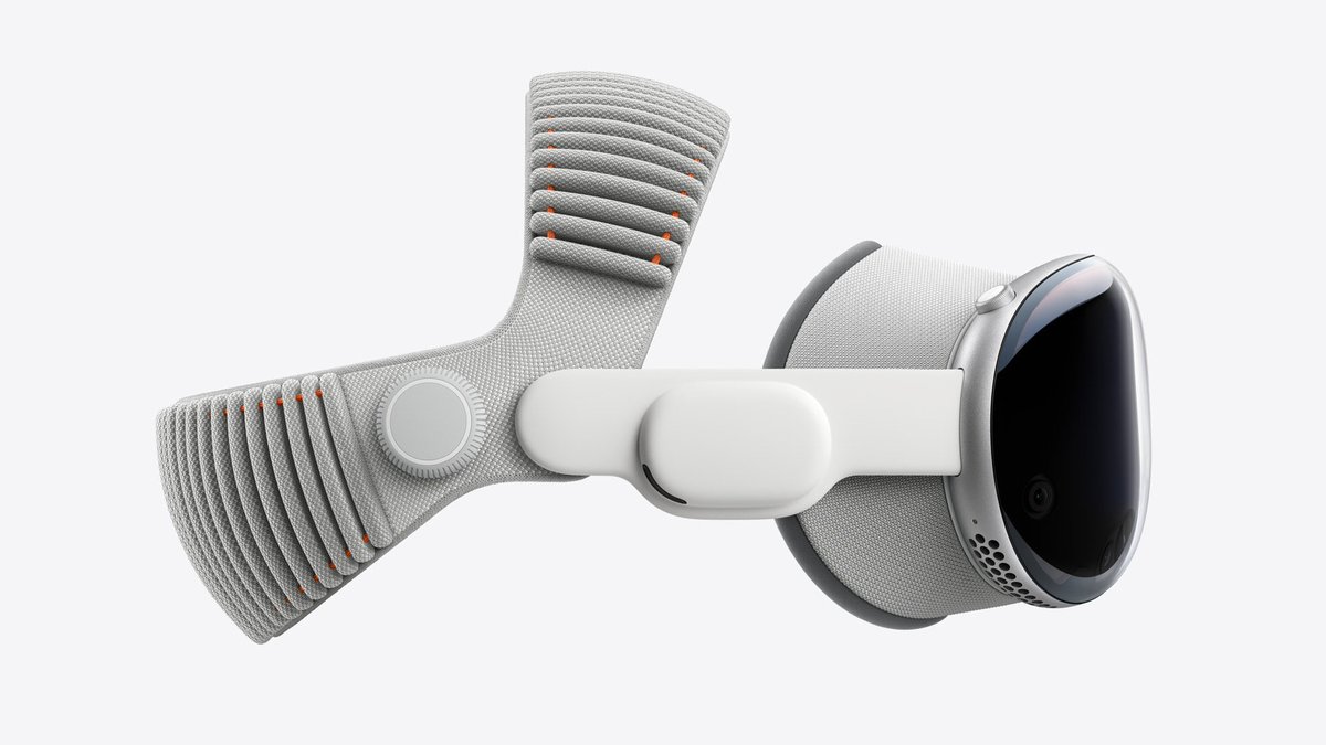 domyorkVR's tweet image. The Apple Vision Pro is absolutely next-level — blending your world with digital magic ✨ Can’t wait for the day the first-gen price drops so more folks can experience this tech. #VisionPro #SpatialComputing
apple.com/apple-vision-p…