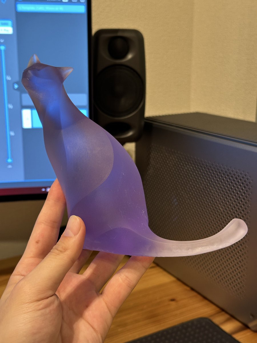 前に出力した猫様の耳が折れてびっくり猫になってしまったから前回とは違う透明レジンで出力したらアメジストキャットに。
磨いていく！
#Templateシリーズ #3dプリンター
