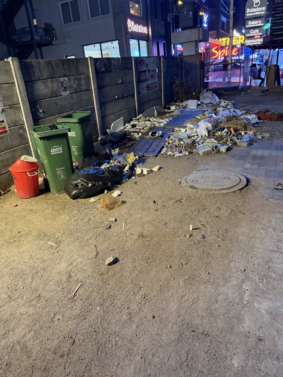 reddyarun_'s tweet photo. @CommissionrGHMC @revanth_anumula there is a trash lying in the main road of botanical garden road since months. But no one cares about it. Near yummy bee restaurant. Do you have any courage to clean this off completely. https://t.co/eKo94LYRVx