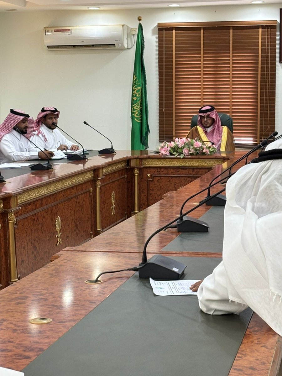 بناءً على توجيهات سمو أمير منطقة الباحة "يحفظه الله " عقد سعادة محافظ غامد الزناد الأستاذ/ صقر بن عبدالعزيز بن رقوش اليوم الإربعاء الموافق ١٥/ ١٠/ ٢٠٢٥م جلسة المجلس المحلي الرابعة في دورته الثالثه للعام ٢٠٢٥م بحضور جميع أعضاء المجلس وتم مناقشة المواضيع المدرجه بجدول أعمال المجلس