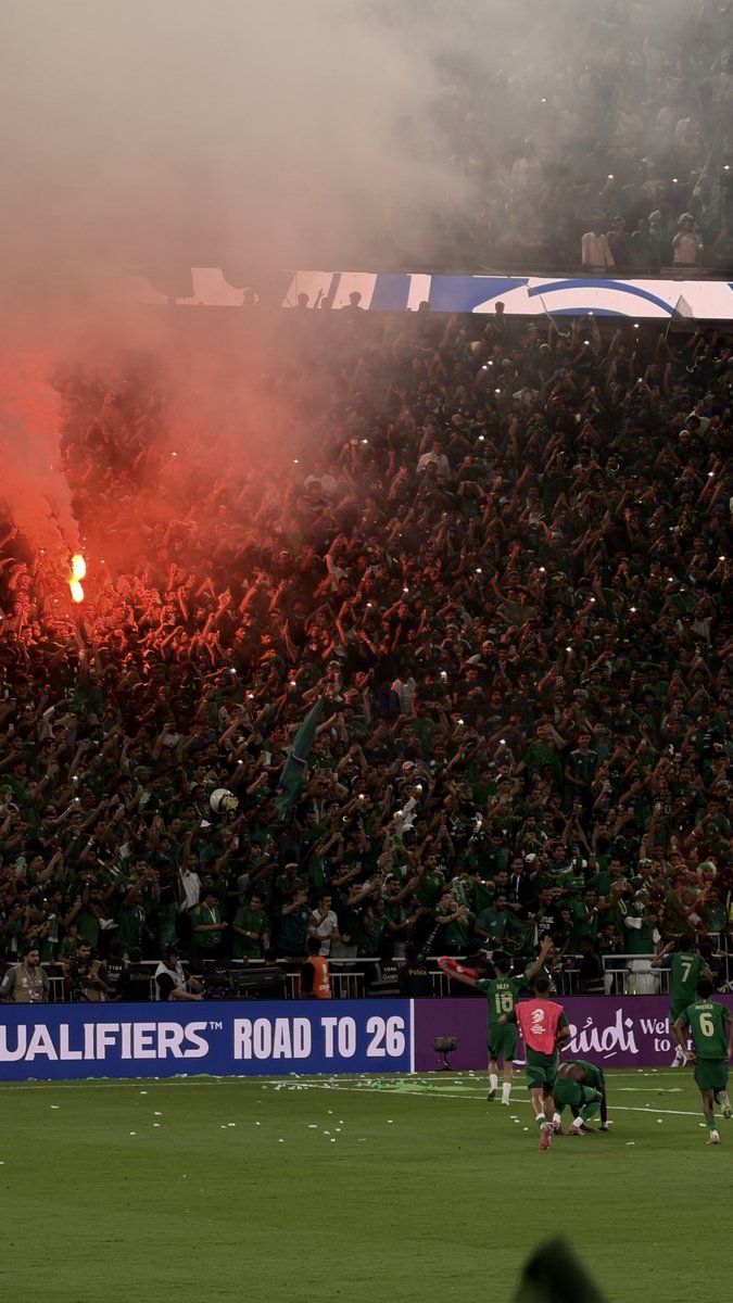 58lrm1's tweet photo. ألف مبروك لأخضرنا الغالي تأهله  لكأس العالم 
مشاعر الفخر لا توصف بهذا الإنجاز.🇸🇦💚💚

على الصعيد الشخصي خوض تجربة الملحق الآسيوي كان بمثابة تجربة لاتنسى ، حيث كانت فرصة ذهبية للتعايش مع الأجواء الحماسية الكبيرة. الأجمل كان اللقاء والتفاعل مع نخبة من الصحفيين والمحللين والإعلاميين الرياضيين الذين أثروا التجربة بنقاشاتهم وآرائهم.
أتوجه بخالص الشكر والتقدير لـ وزارة الرياضة على تنظيمها ودعمها اللامحدود الذي مكنا من عيش هذه اللحظات التاريخية وإتاحة الفرصة لنا كشباب للاحتكاك بهذه الأجواء.
كما أخص بالشكر الأستاذ القدير أسامة دهلوي @osamahdahlawi على دعمه وتوجيهاته القيمة التي كانت لها بصمة واضحة في نجاح هذه التجربة والشكر موصول أيضاً لجميع زملائي الذين شاركوني هذه الرحلة، 🤍🤍

#الأخضر_إلى_كأس_العالم_2026 
#الملحق_الاسيوي 
#كأس_العالم_2026