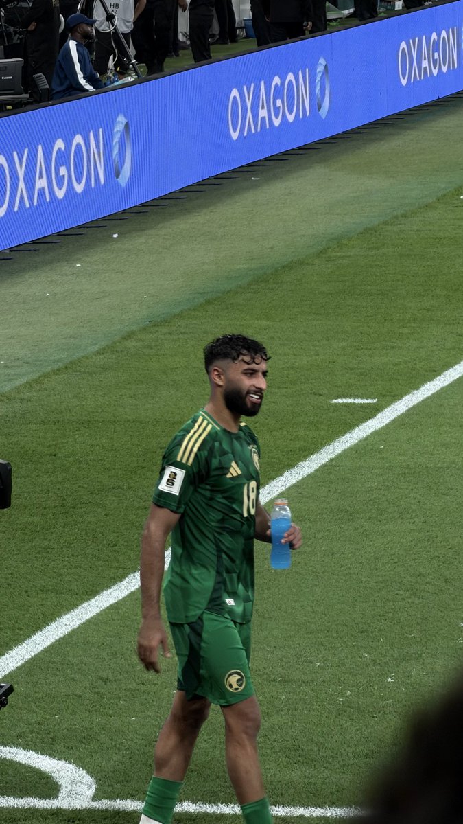 58lrm1's tweet photo. ألف مبروك لأخضرنا الغالي تأهله  لكأس العالم 
مشاعر الفخر لا توصف بهذا الإنجاز.🇸🇦💚💚

على الصعيد الشخصي خوض تجربة الملحق الآسيوي كان بمثابة تجربة لاتنسى ، حيث كانت فرصة ذهبية للتعايش مع الأجواء الحماسية الكبيرة. الأجمل كان اللقاء والتفاعل مع نخبة من الصحفيين والمحللين والإعلاميين الرياضيين الذين أثروا التجربة بنقاشاتهم وآرائهم.
أتوجه بخالص الشكر والتقدير لـ وزارة الرياضة على تنظيمها ودعمها اللامحدود الذي مكنا من عيش هذه اللحظات التاريخية وإتاحة الفرصة لنا كشباب للاحتكاك بهذه الأجواء.
كما أخص بالشكر الأستاذ القدير أسامة دهلوي @osamahdahlawi على دعمه وتوجيهاته القيمة التي كانت لها بصمة واضحة في نجاح هذه التجربة والشكر موصول أيضاً لجميع زملائي الذين شاركوني هذه الرحلة، 🤍🤍

#الأخضر_إلى_كأس_العالم_2026 
#الملحق_الاسيوي 
#كأس_العالم_2026