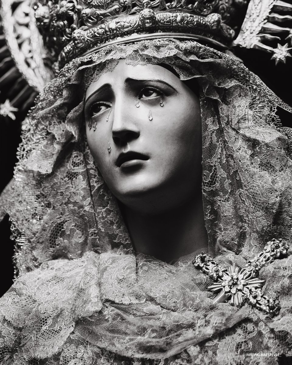 Intentando aguantarle la mirada.