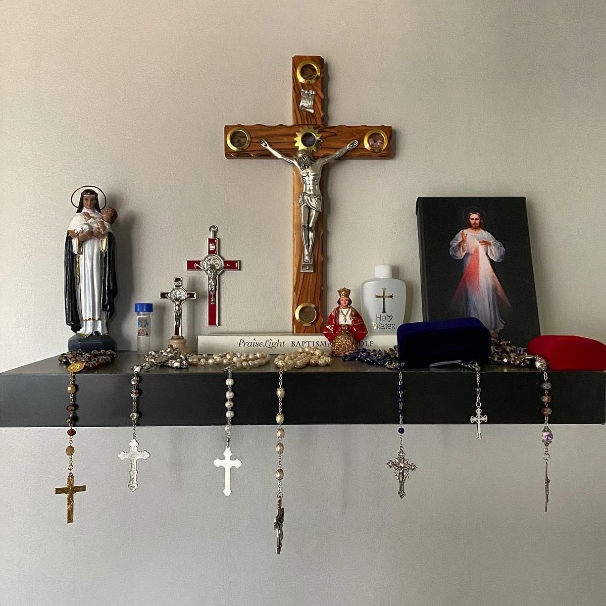 Pray The Rosary tweet media