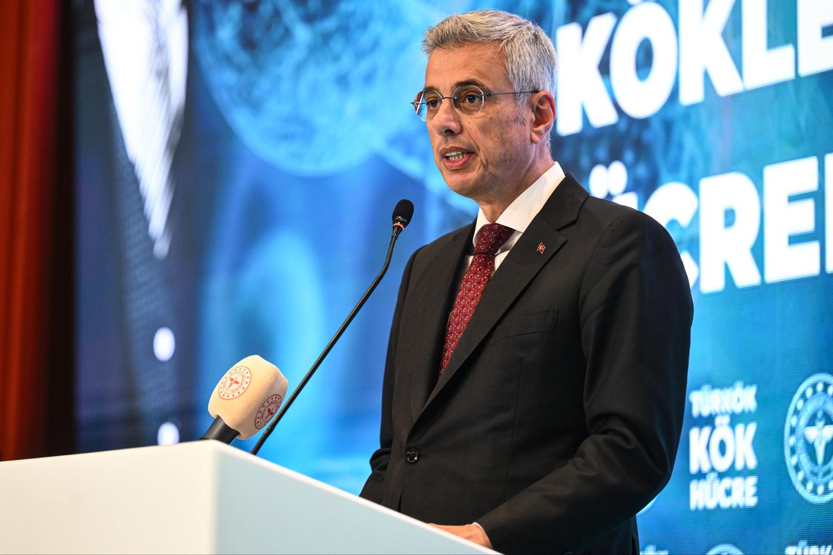 saglikbakanligi's tweet photo. Sağlık Bakanımız Prof. Dr. Kemal Memişoğlu, "TÜRKÖK 10 Yaşında: Hasta-Donör Buluşması Etkinliği"nin açılışında konuştu. 

TÜRKÖK’ün 10’uncu yılı vesilesiyle Bilkent Yerleşkemizde geniş bir katılımla düzenlenen etkinlikte hastalar ile donörler buluştu.

Sağlık Bakanımız, etkinlik sonundaki törende donörlere ve hastalara plaket ile çiçek takdim etti.

Köklerimizde Dayanışma,
Hücrelerimizde Hayat Var ❤