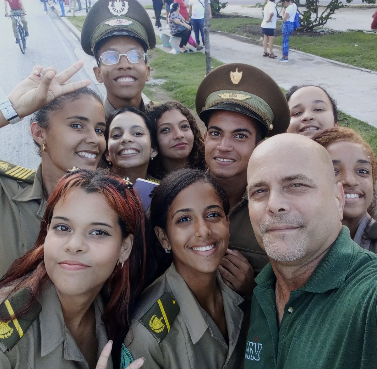 "Creer en los jóvenes es ver en ellos, además d entusiasmo, capacidad; además de energía, responsabilidad; además de juventud, ¡pureza, heroísmo, carácter, voluntad, amor a la Patria, fe en la Patria! ¡Amor a la Revolución, fe en la Revolución!" #FidelPorSiempre #FarCuba #CDRCuba