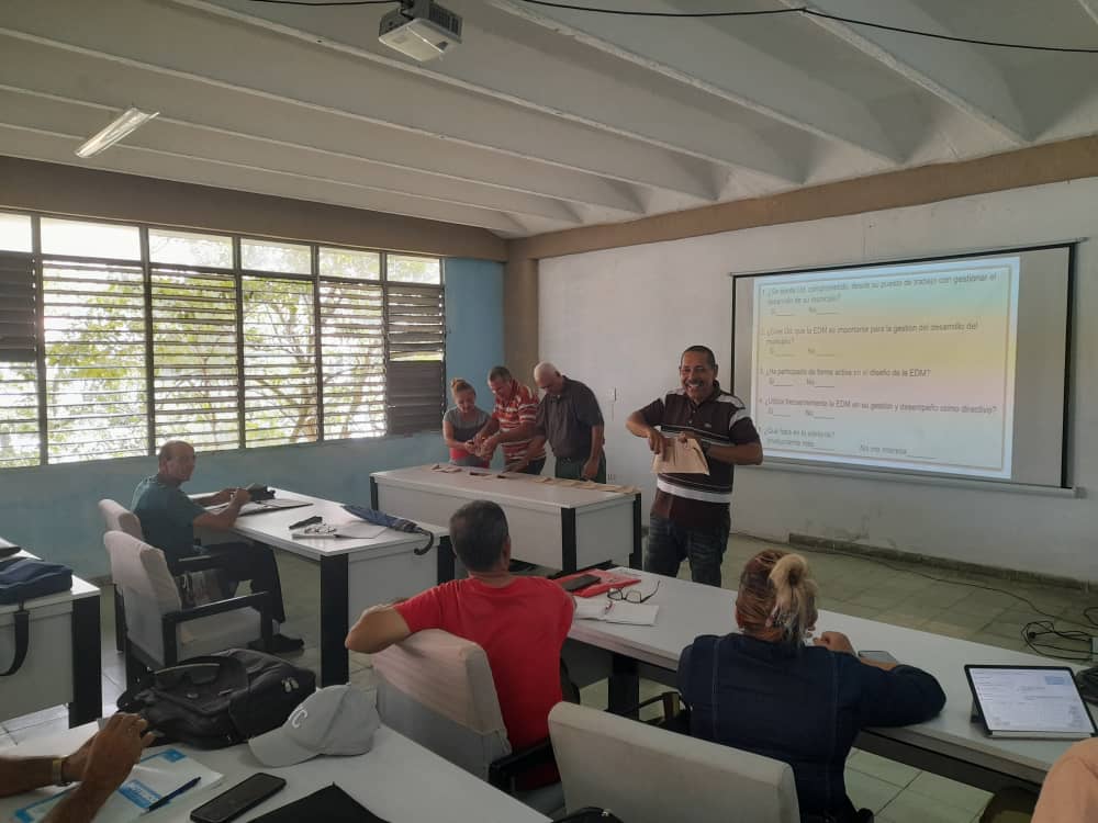 CITMAJobabo's tweet image. &quot;Seminario para el Intendente y su equipo&quot;; se trata hoy el Tema 5 Gestión de gobierno basado en ciencia e innovación; subtema Funcionamiento del CTA e Implementación de la EDM facilitado a dos manos por la Especialista del CITMA y equipo  Dirección de Desarrollo Municipal.