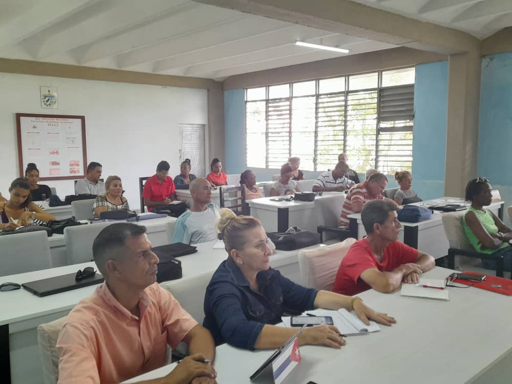 CITMAJobabo's tweet image. &quot;Seminario para el Intendente y su equipo&quot;; se trata hoy el Tema 5 Gestión de gobierno basado en ciencia e innovación; subtema Funcionamiento del CTA e Implementación de la EDM facilitado a dos manos por la Especialista del CITMA y equipo  Dirección de Desarrollo Municipal.