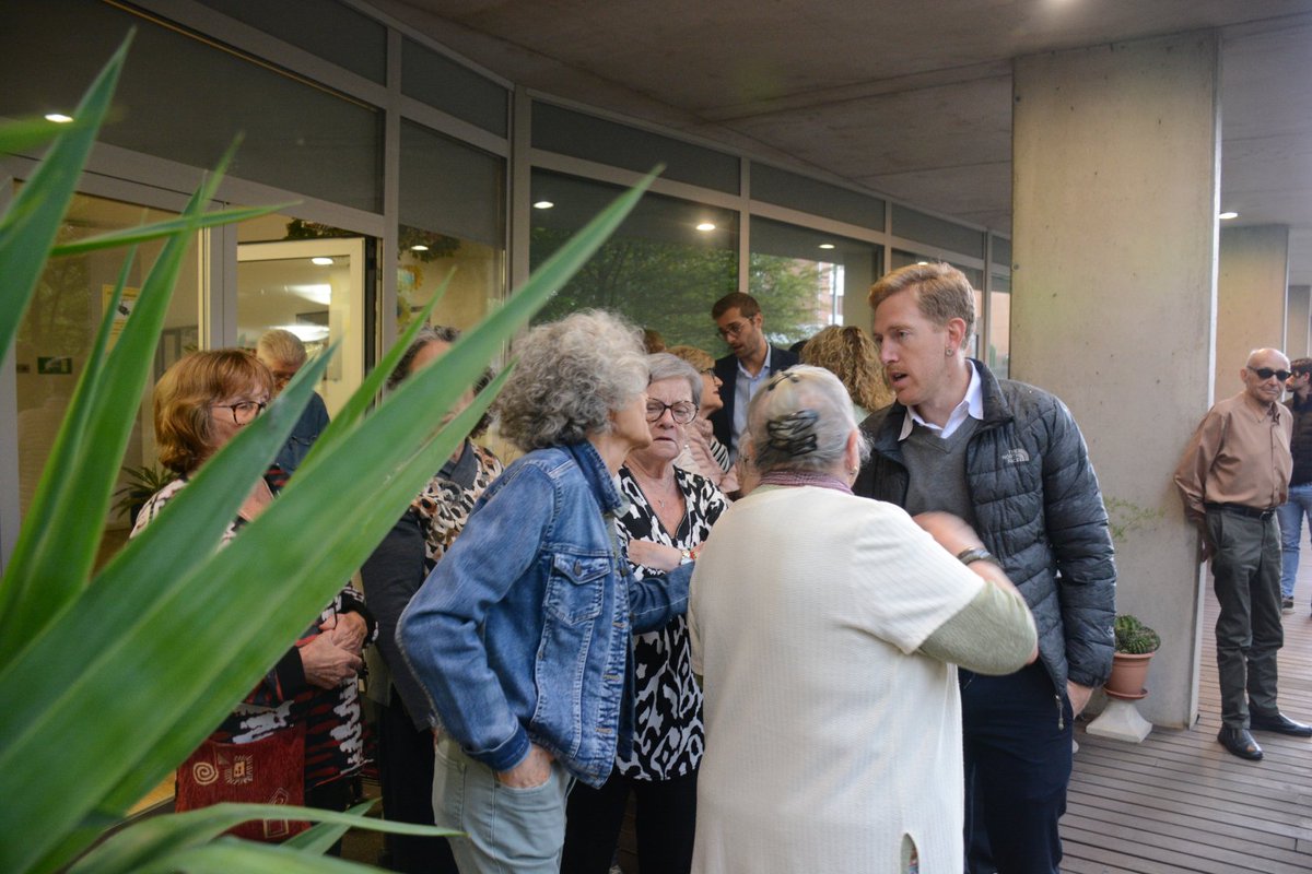 👴🏻🏋️🏻👵🏽 Instal·lació d’un parc de salut a l’edifici Balmes; habitatges amb serveis per a la gent gran.

📍Es tracta del sisè parc urbà de salut de la ciutat i consta d’un conjunt d’aparells per treballar la força i la mobilitat.
ℹ️olot.cat/ajuntament/com…

#femOlot #AjuntamentOlot