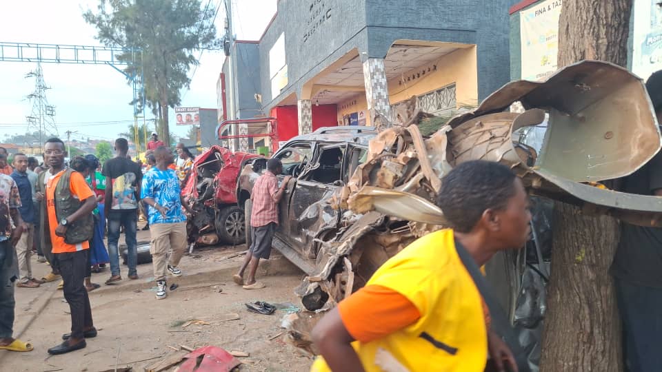 oswaki's tweet image. Wemeranye nanjye cg urorere! 😭 

Amakamyo ya Howo yagombye gukora gusa mu  gicuku igihe nta bandi bagenzi bari mu muhanda. 

Reba amarorerwa iyo ikoze @Kamonyi mu masaha yo gutaha kw&apos;abanyeshuri. 

Amafoto akura umutima twirinze kuyazana hano. 

Umunyamakuru @munyanezatheo1 ati…