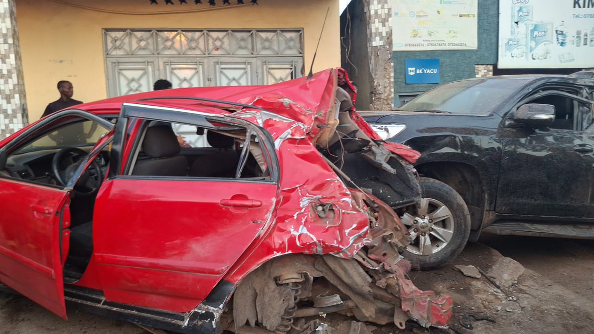 oswaki's tweet image. Wemeranye nanjye cg urorere! 😭 

Amakamyo ya Howo yagombye gukora gusa mu  gicuku igihe nta bandi bagenzi bari mu muhanda. 

Reba amarorerwa iyo ikoze @Kamonyi mu masaha yo gutaha kw&apos;abanyeshuri. 

Amafoto akura umutima twirinze kuyazana hano. 

Umunyamakuru @munyanezatheo1 ati…