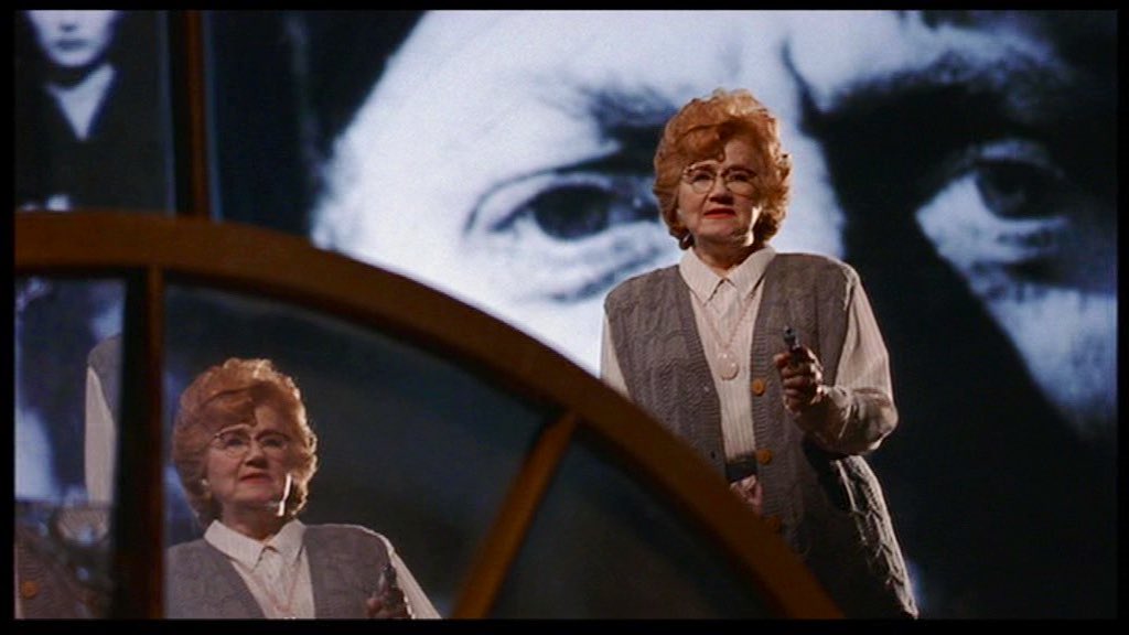 À 20h55 sur <a href="/ARTEfr/">ARTE</a> «Meurtre Mystérieux à Manhattan» pour rendre hommage à #DianeKeaton qui fait là son retour chez Woody Allen. Pour un savoureux mélange de comédie et de film noir, avec une super séquence qui renvoie à celle des miroirs dans «La Dame de Shangaï» d’Orson Welles