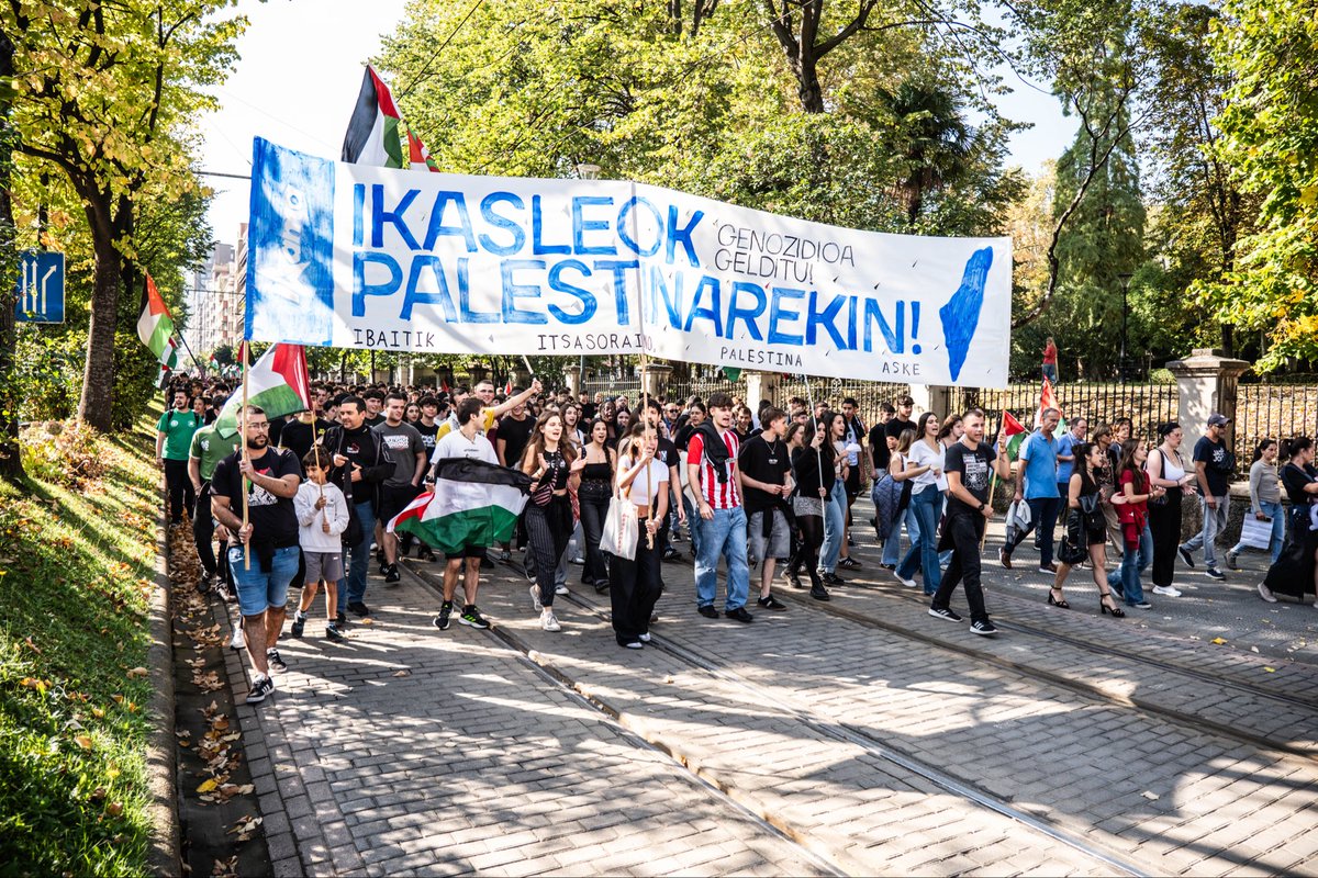 🇵🇸 Milaka ikasle mobilizatu gara gaur Hego Euskal Herriko hiriburuetan antolatu ditugun Ikasle blokeetan. 

Euskal Herriko langileekin batera, Palestinaren aldeko aldarriz bete ditugu hiruburuetako kaleak. 

Israeli boikot! Palestina askatu!
Ikasleok Palestinarekin!