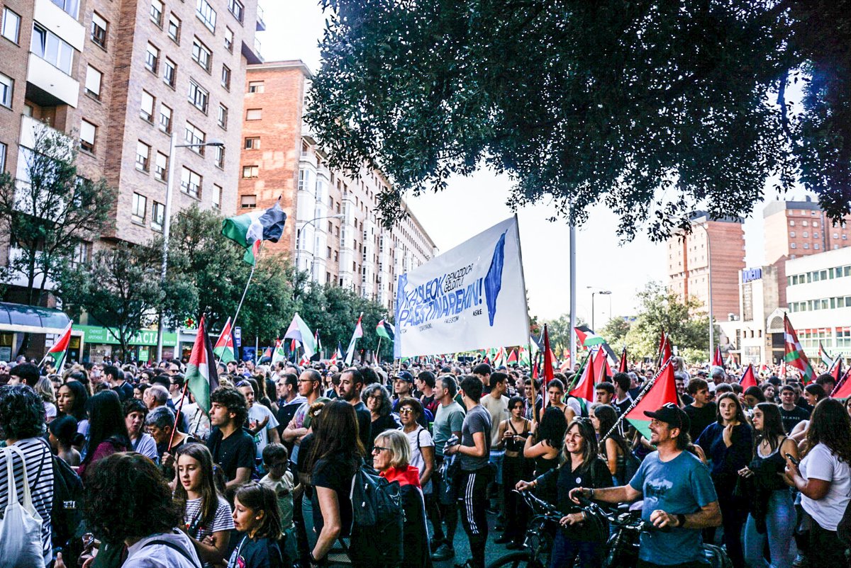 IkasleriaMartxa's tweet photo. 🇵🇸 Milaka ikasle mobilizatu gara gaur Hego Euskal Herriko hiriburuetan antolatu ditugun Ikasle blokeetan. 

Euskal Herriko langileekin batera, Palestinaren aldeko aldarriz bete ditugu hiruburuetako kaleak. 

Israeli boikot! Palestina askatu!
Ikasleok Palestinarekin! https://t.co/OwVEYTBgM3