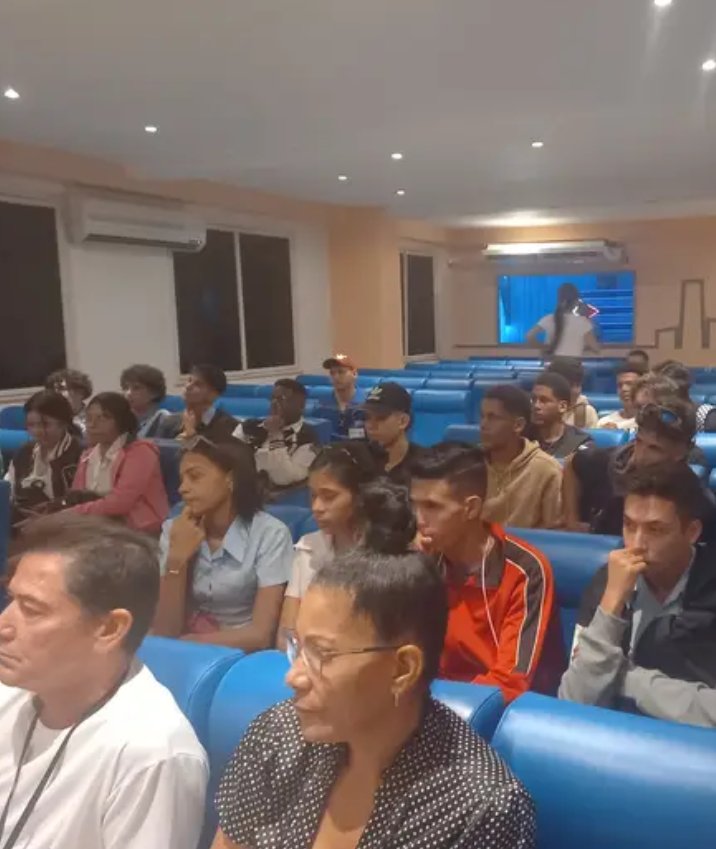 VargasYaniset's tweet photo. El arte de enseñar es el arte de ayudar a descubrir el mundo del saber, así lo demuestran profesionales de la ETE Lidio Ramón Pérez en intercambio con los estudiantes del Preuniversitario Hermanos Martínez Tamayo de Mayarí. #Feltonnosune#Mayarí#Honorholguinero. https://t.co/MyzVIr7fYa