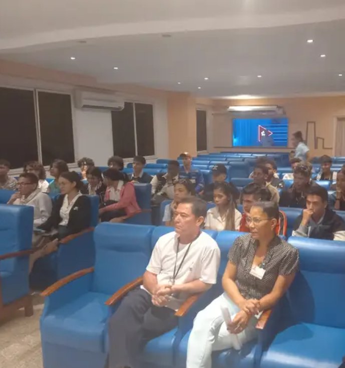 VargasYaniset's tweet photo. El arte de enseñar es el arte de ayudar a descubrir el mundo del saber, así lo demuestran profesionales de la ETE Lidio Ramón Pérez en intercambio con los estudiantes del Preuniversitario Hermanos Martínez Tamayo de Mayarí. #Feltonnosune#Mayarí#Honorholguinero. https://t.co/MyzVIr7fYa