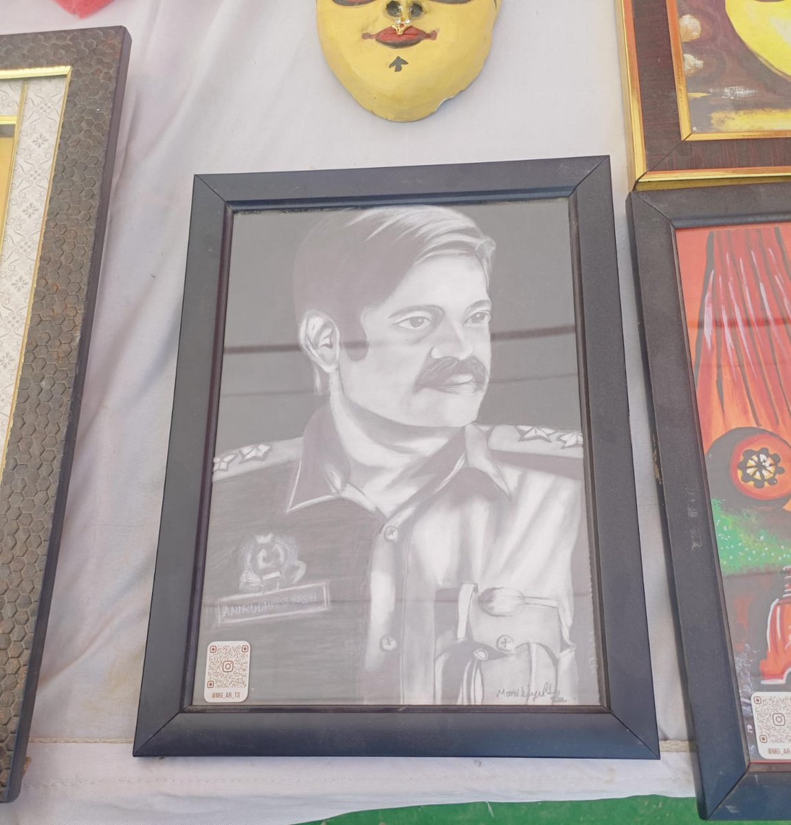 cop_anirudha's tweet image. फर्रुखाबाद में एक प्रदर्शनी में एक बच्ची ने मेरा स्केच बनाया है, यहां वीडियो एक सोशल मीडिया मित्र ने भेजा है,बच्ची को मेरा आशीर्वाद 🍫