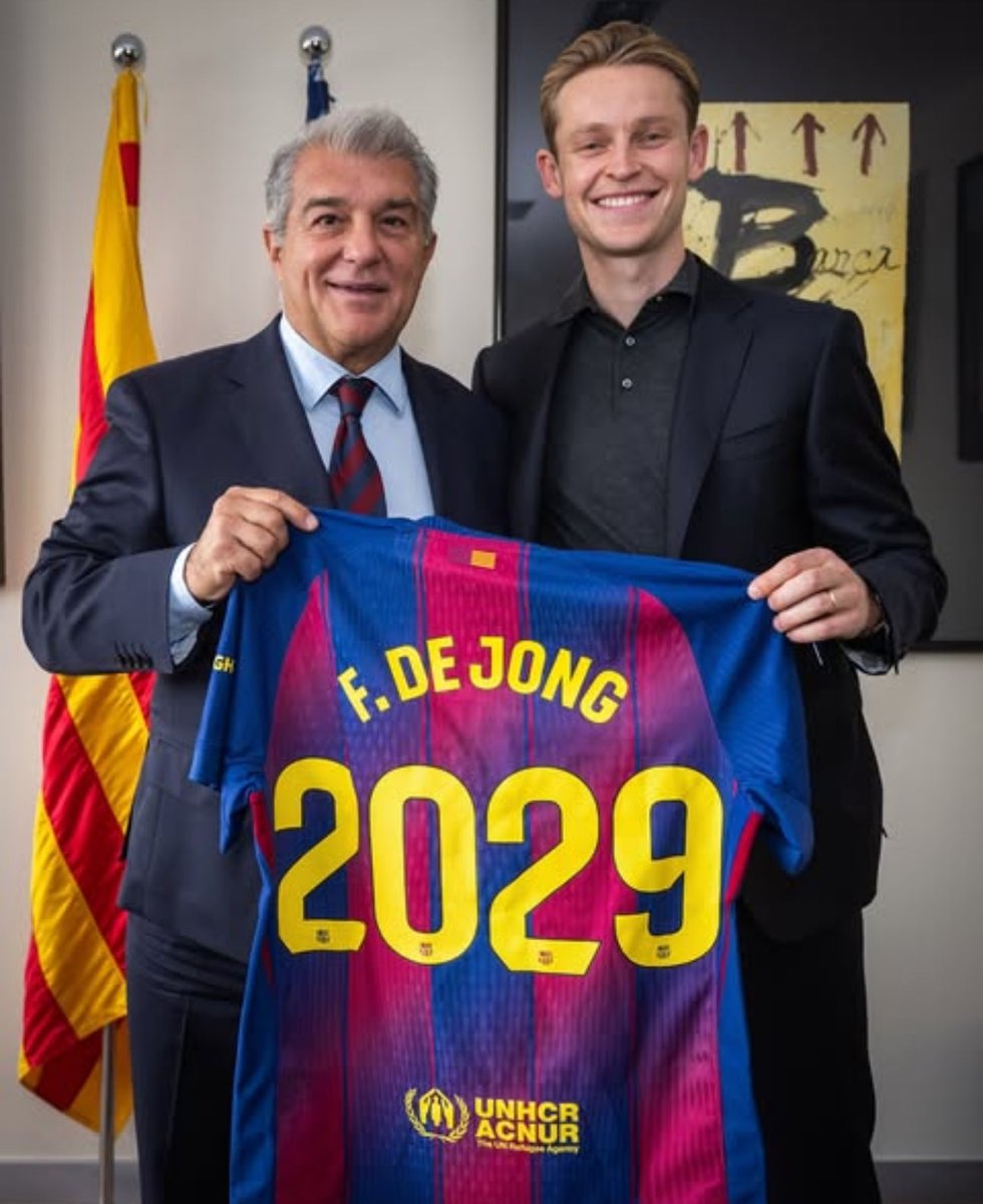 🇪🇸 In 2019 zette Frenkie de Jong zijn handtekening onder zijn eerste FC Barcelona-contract. Nu heeft de door onder meer Willem II en RKC Waalwijk opgeleide Avonturier een nieuwe verbintenis gesloten, die ervoor kan zorgen dat hij de tien jaar vol maakt in Spanje. Top, Frenkie! 🤝