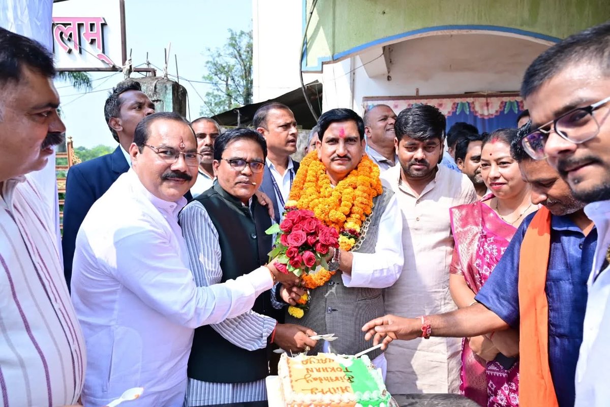 tokhansahu_bjp's tweet photo. आज गोबरीपाट में पार्टी के कार्यकर्ता बंधुओं द्वारा दिए गए आत्मीय स्वागत और जन्मदिन के अवसर पर केक काटकर साझा की गई खुशी ने हृदय को भावविभोर कर दिया।
#hamarsansadhamartokhan
#HBTS #RFS
#thankyou #wellwishers #viksitbharatviksitchhattisgarh #atmanirbharbharat #modikaparivar https://t.co/Dc7YF8YVOq
