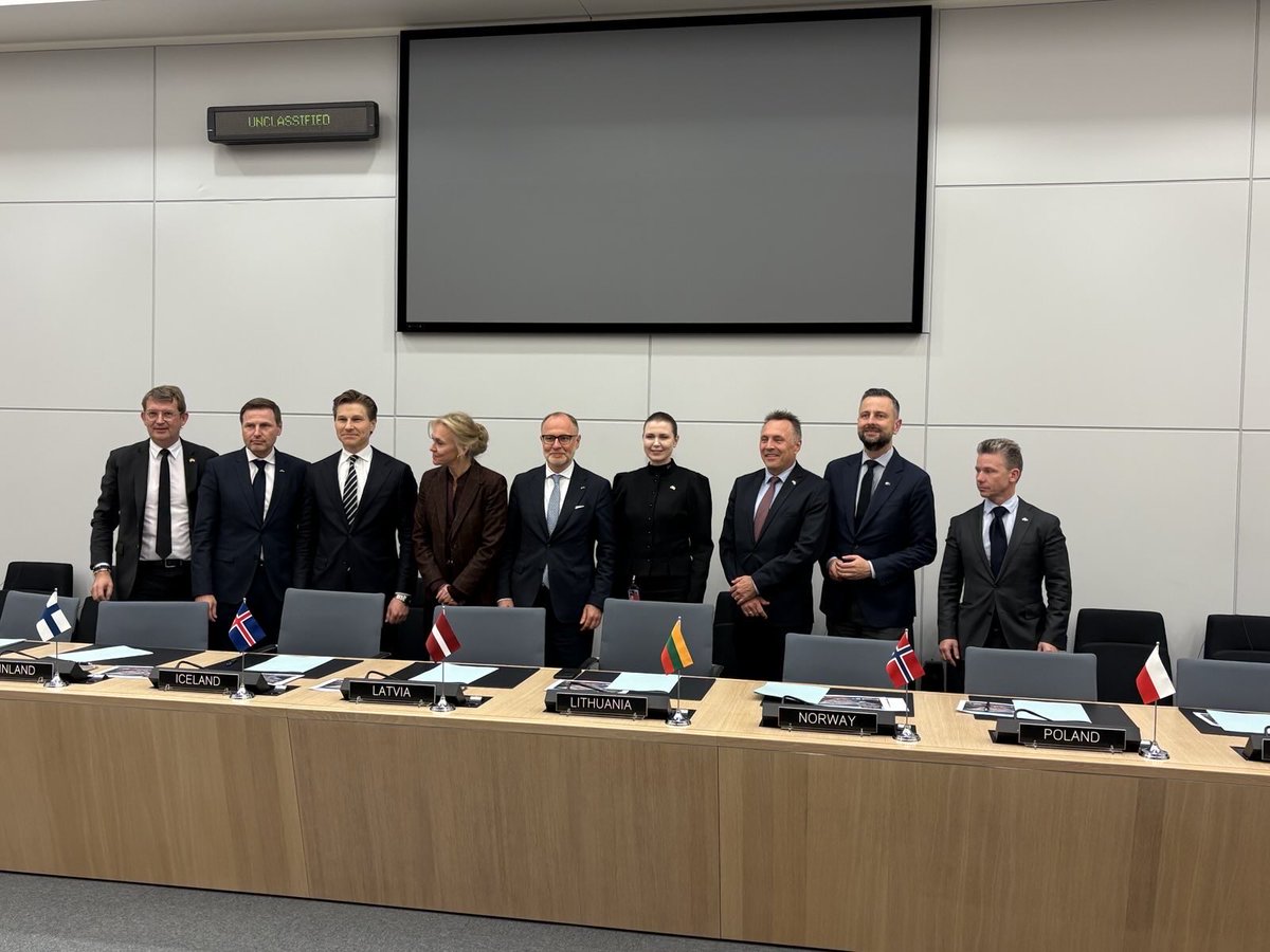 Podpisaliśmy porozumienie z 🇳🇴🇩🇰🇪🇪🇱🇹🇱🇻🇸🇪🇮🇸🇫🇮 o rozbudowie w  Polsce 🇵🇱nordycko-bałtyckiego ośrodka szkoleniowego. M.in. w Nowej Dębie-Lipie realizujemy misje szkoleniowe dla wojsk ukraińskich. 

Nasi żołnierze wraz z ukraińskimi instruktorami będą tam