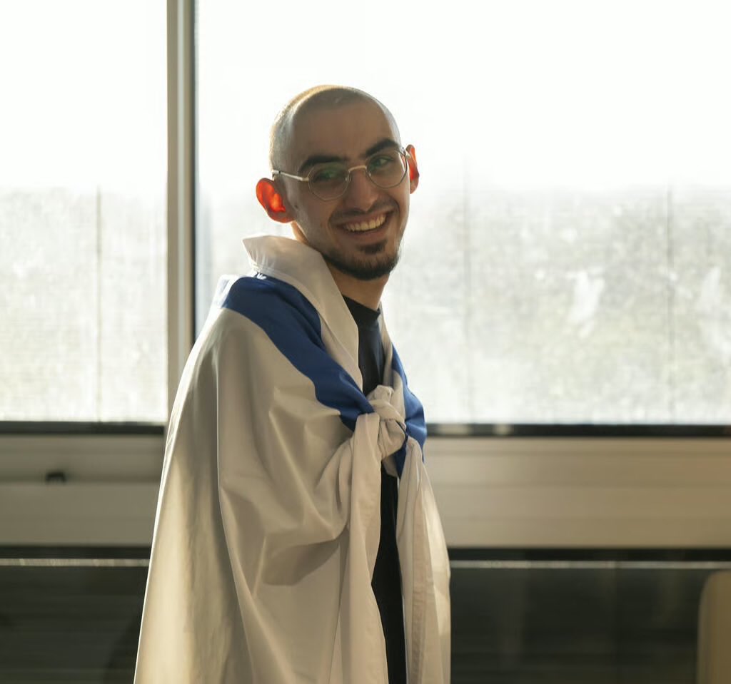 «Rom fue presionado para que se convirtiera al islam. Le dijeron que si se convertía le compensarían con comida»,.
Tami, la madre de Rom Braslavski, dijo que su hijo fue retenido en varios lugares, incluidos algunos donde se guardaban los cadáveres de los rehenes.   
Durante los