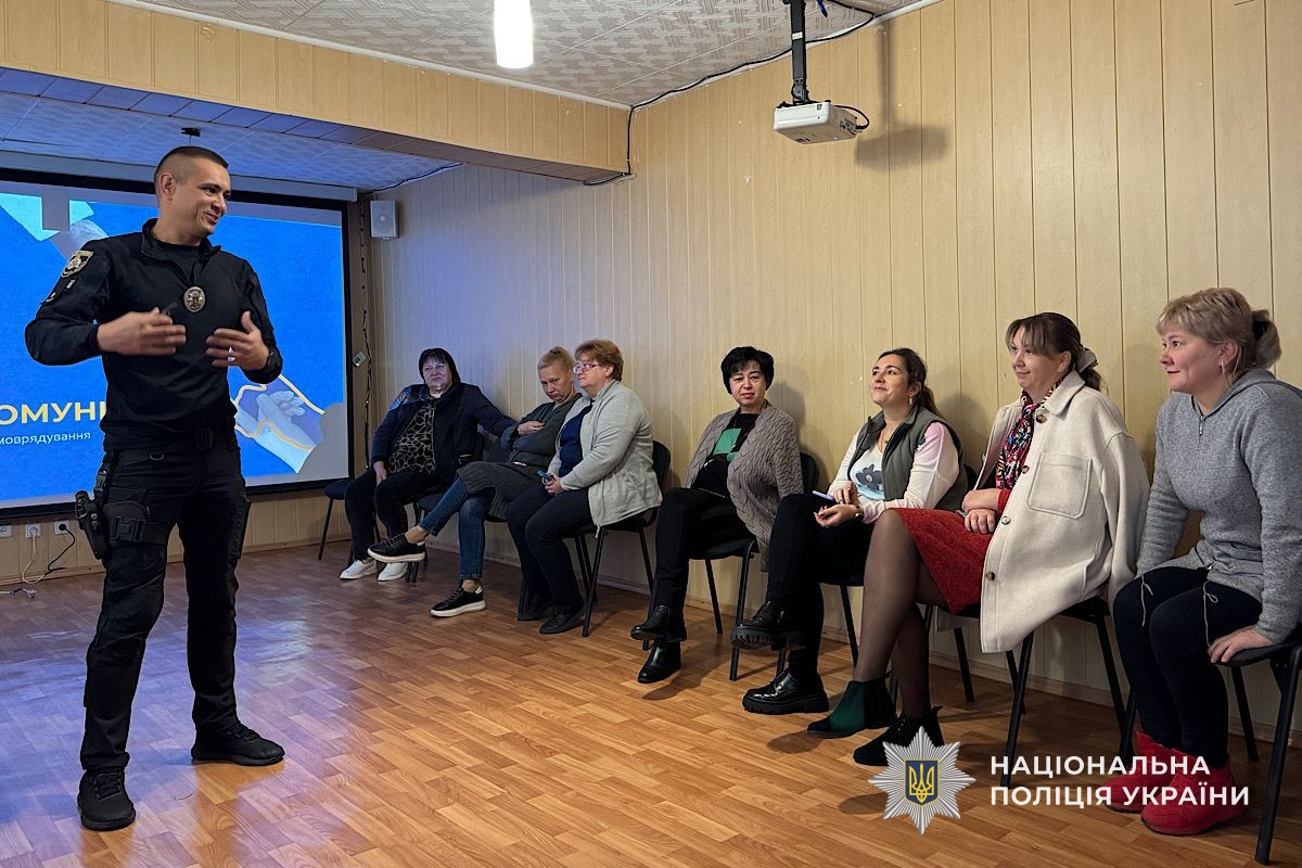 GUNP_Dnipro's tweet image. Поліцейський Нікопольщини провів тренінг із кризових комунікацій для представників місцевої влади на Криворіжжі
Джерело: dp.npu.gov.ua/news/politseis…
@34_tv
@news112ua
@istv
#Поліція #Дніпро #новини