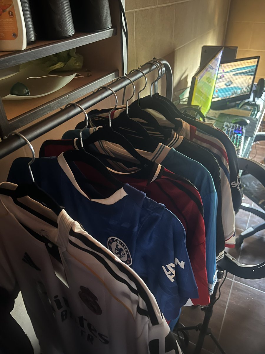 Ramardoh1's tweet image. HERMANO A VOS TE HABLO, 100 LUCAS SALEN LA CAMISETAS EN ESTE PAÍS. SABES CUÁNTAS CAMISETAS PODES COMPRARTE EN LA REPÚBLICA POPULAR CHINA? CUATRO CAMISETAS, PASA QUE TE CUENTO ✅✅