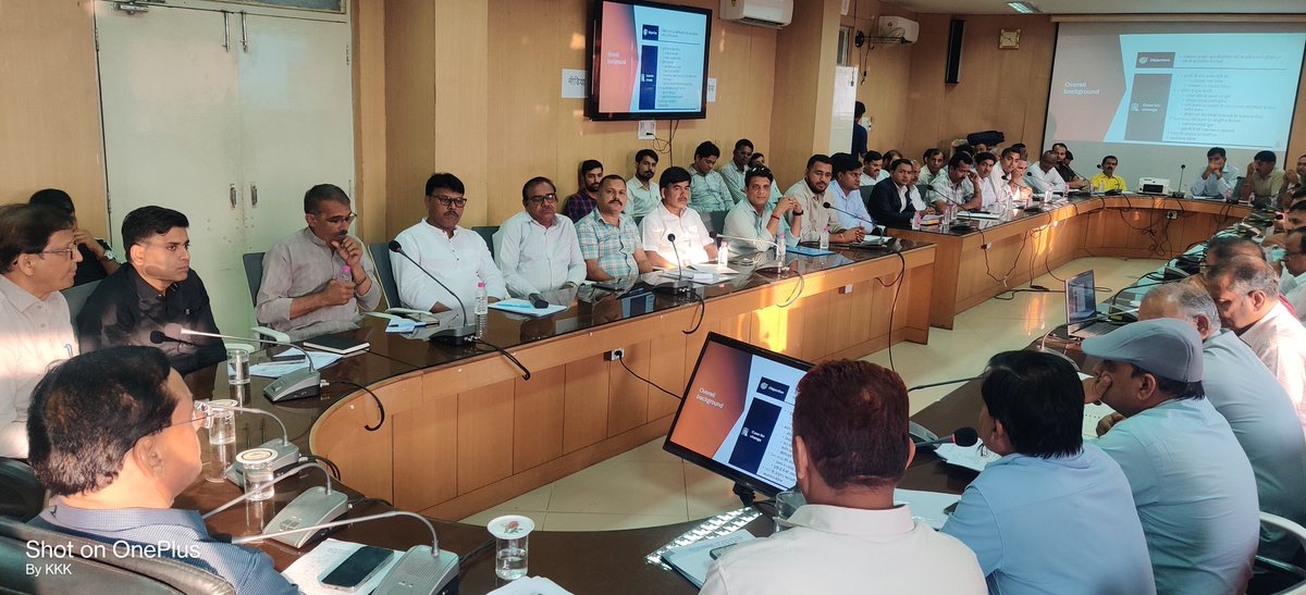 शिक्षा संकुल में आयोजित शिक्षक संघों की बैठक में समस्त शिक्षक संघ नेताओं के साथ, पुस्तकालय संघ के प्रदेशाध्यक्ष होने के नाते भाग लिया जिसकी अध्यक्षता शिक्षा सचिव राजस्थान श्रीमान कृष्ण कुणाल जी,शिक्षा निदेशक श्री सीताराम जाट,सँयुक्त शिक्षा सचिव मनीष गोयल जी ने की।
प्रमुख रूप से..