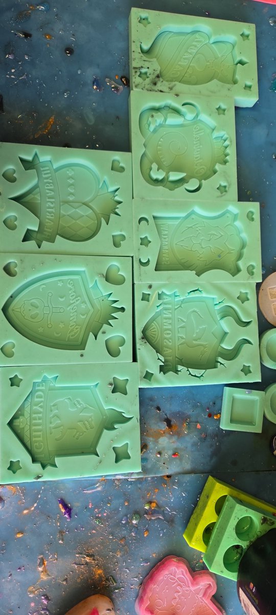 Getting some #twistedwonderland keychains ready for <a href="/AnimeLosAngeles/">Animé Los Angeles 21</a>