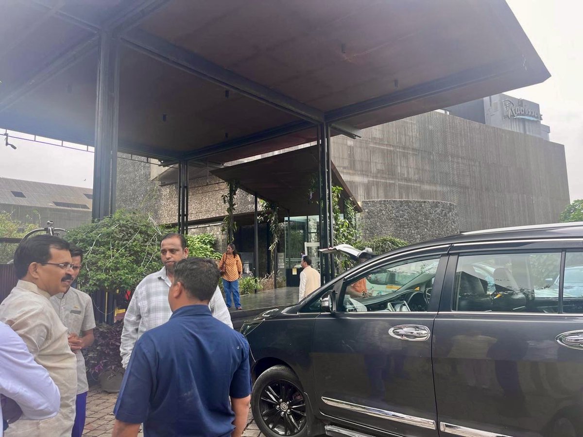 रेडिसन ब्लू रिसोर्ट लोणावळा येथील हॉटेल मधील कामगारांच्या प्रलंबित प्रश्नांचे निराकरण करण्यासंदर्भात आज माझी मुख्य व्यवस्थापक मनुष्यबळ विकास अधिकारी यांच्या उपस्थितीत आढावा बैठक घेण्यात आली यावेळी भारतीय कामगार सेना युनिट अध्यक्ष राजेश शिंदे ,ज्ञानेश्वर कदम आणि सहकारी उपस्थित