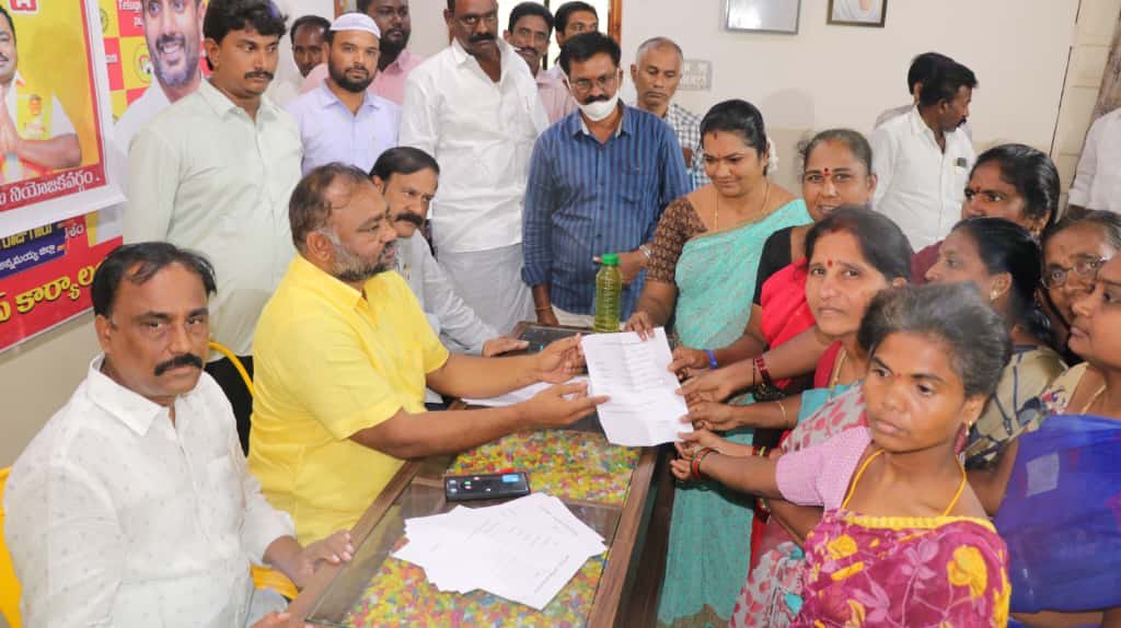 cjmraju's tweet image. నాడు తండ్రి మైక్రో సాఫ్ట్,,నేడు కొడుకు గూగుల్ ఏఐ 

ఏఐ ప్రాజెక్టుతో రాష్ట్రం దశాదిశా మారనుంది,,,

చంద్రబాబు,లోకేష్ పై నమ్మకం తో
ప్రతిష్టాత్మక ప్రాజెక్టు విశాఖ కు,,

రాజంపేట టిడిపి కార్యాలయం నారా లోకేష్ పాలాభిషేకం

లక్షల కోట్ల ఆదాయం తో పాటు ఉద్యోగాల కల్పనే కూటమి ప్రభుత్వ లక్ష్యం,,,…