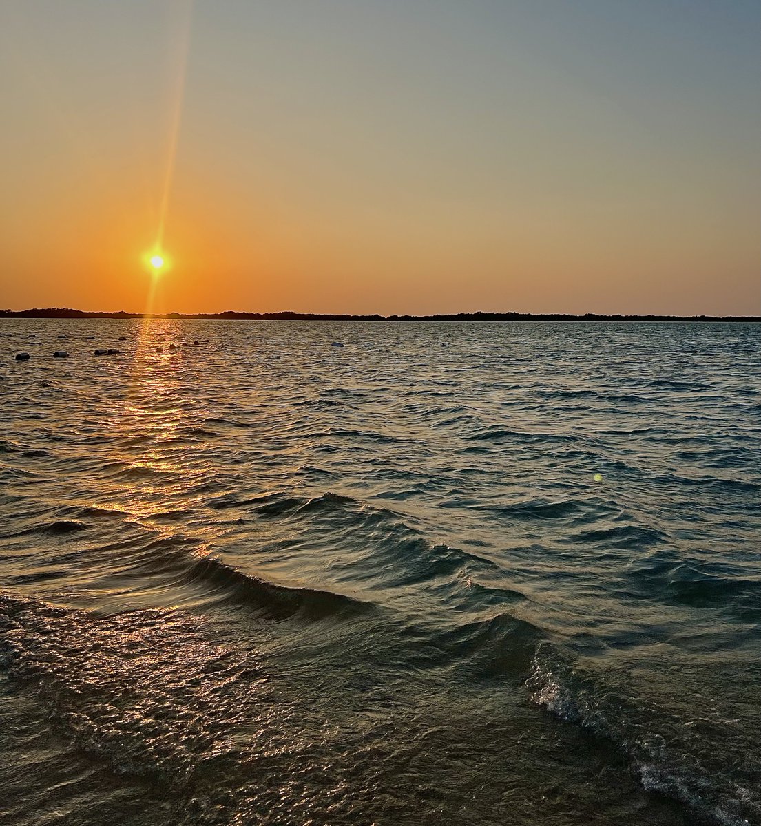 كلها فاتنه قدام البحر