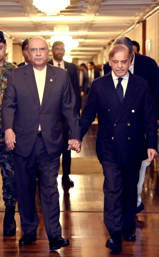 ShehbazDipl's tweet photo. Hand in hand! 🫱🏼‍🫲🏽
Clear message: Pakistan stands united! 🇵🇰 https://t.co/1gQfi8pQwj